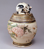 初代宮川香山『高浮彫牡丹に眠猫覚醒蓋付水指』