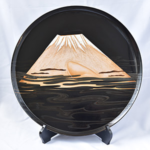 Part 2展示作品　諸井治郎　『漆額皿「富士」』　静岡市経済局商工部産業振興課蔵