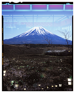 チャールズ・エマーソン『WEST. Convenience Store Lights, Out of focus Cherry Blossom at Night, City Lights sharp and out of focus, Lanterns at Sengen Shrine.』(c) 2016 Antlers communication